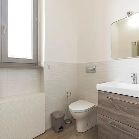 Maciachini Renovated Studio! דירה