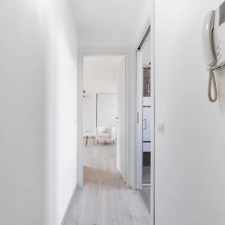 דירה Maciachini Renovated Studio! *